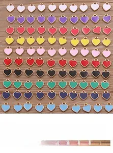 Dettaglio di ciondoli fai-da-te a forma di cuore in dieci colori con bordo in metallo dorato