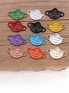Set di 12 ciondoli a maschera in lega colorata con placcatura KC e smalto per creazioni DIY