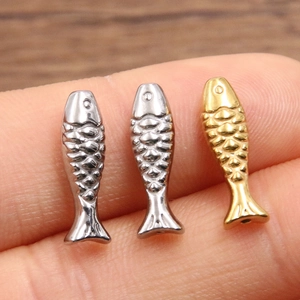 Makroaufnahme von 304 Edelstahl Fisch-Anhängern mit feinen Schuppen für DIY Schmuck