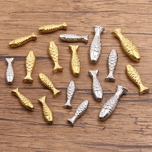 Detailansicht von 304 Edelstahl-Fisch-Anhängern in Gold und Silber für die Schmuckherstellung