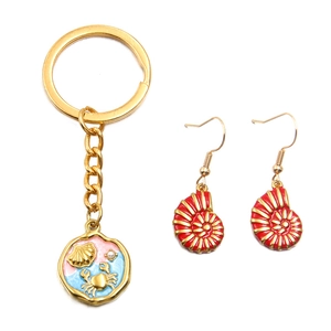 Ensemble de bijoux marins dorés avec porte-clé crabe et boucles d'oreilles coquillage