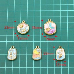 Ensemble de breloques marines en acier doré avec émail coloré et perles de mer