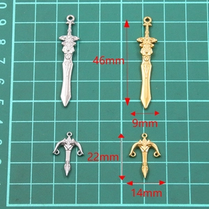 Schwert- und Armbrust-Anhänger aus Edelstahl in Gold und Silber mit Größenangaben