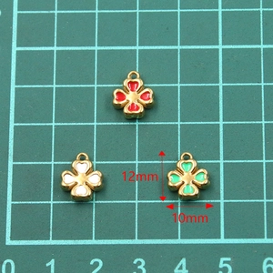 Drei Farben 10x12mm Edelstahl Gold Kleeblatt Blumenanhänger für die Schmuckherstellung