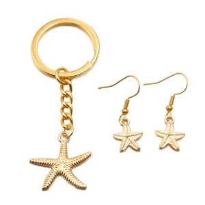 Goldenes Seestern-Schmuckset mit detailliertem Schlüsselanhänger und passenden Ohrringen