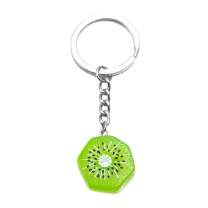 Porte-clés en résine kiwi avec texture verte réaliste et anneau en métal argenté