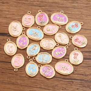 Ciondoli ovali DIY in oro KC e smalto con motivi gatto, cane, serpente, fiore e luna