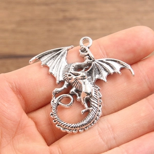 Pendentif dragon en argent vintage avec détails complexes d'écailles et d'ailes
