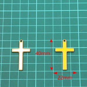 Vergulde roestvrijstalen kruis hangers met emaille detail, maat 40mm x 22mm