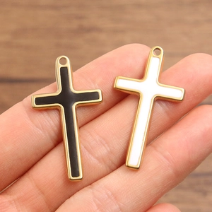 Gouden 304 roestvrijstalen kruis hangers met zwart en wit emaille afwerking