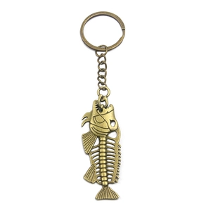 Antiek bronzen visgraat hanger van legering met gedetailleerd skeletontwerp op witte basis