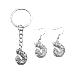 Conjunto de joyas caracol de mar de acero inoxidable con llavero de nautilus y pendientes