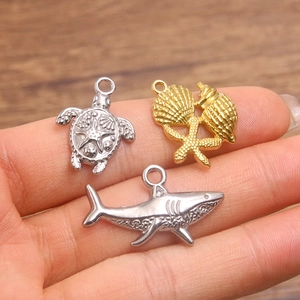 Colgantes de acero inoxidable de criaturas marinas como tortuga, estrella de mar y tiburón