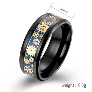 Detail eines 7,93mm Titanstahl-Rings mit blauer Kohlefaser und Zahnrad-Muster