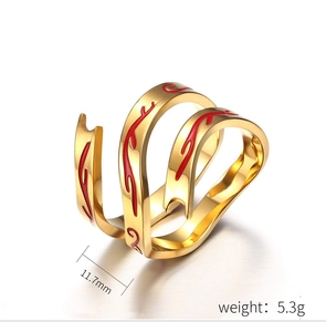 Details van rode emaille textuur op gouden spiraalring met 11,7 mm breedte en 5,3 g gewicht