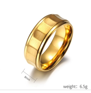 Detailansicht des 8mm gold gebürsteten Stahlrings mit matter Textur und 6,5g Gewicht
