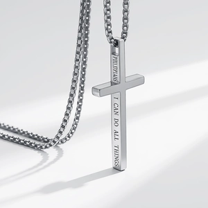 Poliertes Kreuz-Halskette aus Titanstahl mit graviertem Bibelvers in Silber-Optik