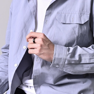 Bague homme en céramique de zircone noire polie avec facettes sur le doigt