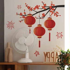 Ventilateur de bureau blanc à plusieurs pales sur une table avec décorations murales
