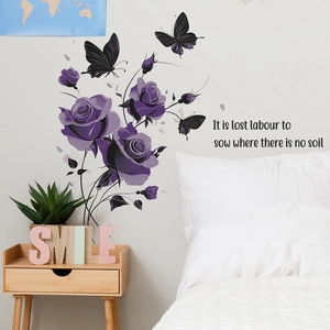 Eleganti adesivi murali con rose viola, farfalle e citazione per la decorazione di casa