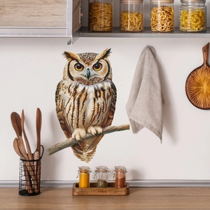 Sticker mural hibou coloré sur un mur de cuisine au-dessus du plan de travail