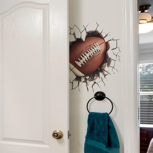 Sticker mural 3D réaliste montrant un ballon de football américain brisant un mur