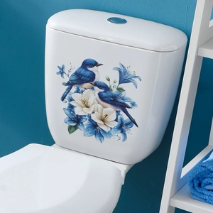 Détail de stickers étanches oiseau bleu et fleur de lys sur réservoir de WC blanc
