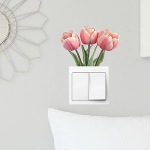 Detailansicht von rosa Tulpen-Wandstickern auf einer weißen Doppelschalter-Abdeckung