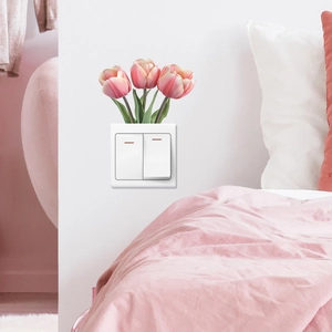 Kreativer Wandaufkleber mit rosa Tulpen über einem Lichtschalter im Schlafzimmer