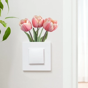 Detailansicht der rosa Tulpen Wandsticker über einem Lichtschalter an einer weißen Wand