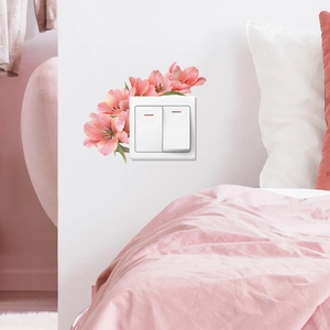 Detailansicht der rosa Tulpen-Wandtattoo um einen weißen Lichtschalter im Zimmer