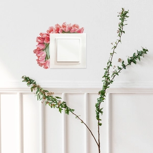 Detailansicht von rosa Tulpen-Wandaufklebern zur Dekoration eines Lichtschalters