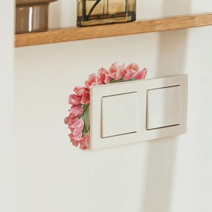 Detailansicht der Wandaufkleber mit rosa Tulpen um eine Doppel-Lichtschalterplatte