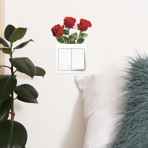 Minimalistische weiße Doppelschalterplatte dekoriert mit roten Rosen in hellem Ambiente