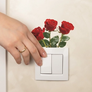 Kreative Szene eines weißen Doppelschalters mit roten Rosen und einer Handbedienung