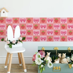Papier peint à carreaux roses avec fraises et nœuds pour décor de chambre de fille
