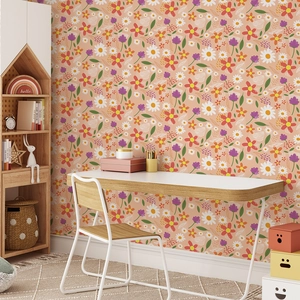 Sticker mural floral avec marguerites et tulipes sur fond rose orangé pour la chambre