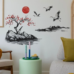 Sticker mural style lavis avec soleil rouge, grues et fleurs de prunier dans un salon