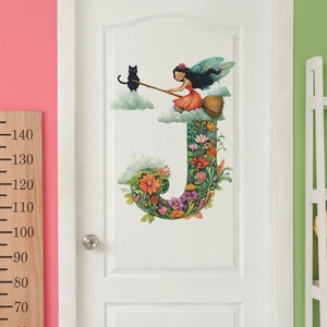 Sticker Mural Lettre J Florale Fée sur Balai Avec Chat Noir Dessin Animé PVC Imperméable pour Chambre d'Enfant Décoration Maison