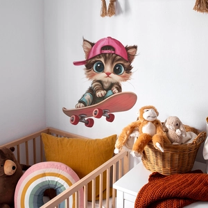 Sticker mural chat mignon sur skateboard pour décoration de chambre d'enfant et bébé