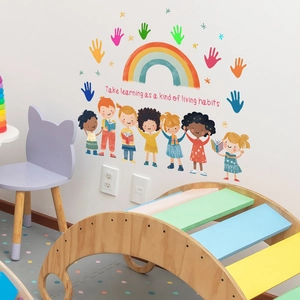 Sticker mural arc-en-ciel avec empreintes et enfants pour déco de classe école