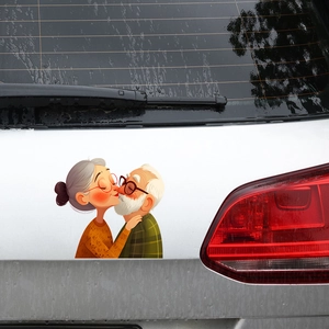 Autocollant de voiture décoratif de vieux couple s'embrassant sur la lunette arrière