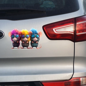 Trois souris de dessin animé cool avec cheveux colorés et lunettes sur coffre de voiture