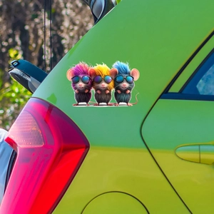 Autocollant de voiture décoratif avec trois souris colorées et lunettes sur véhicule vert