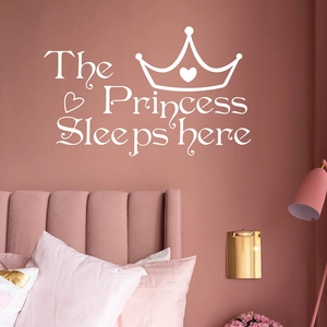 Λευκό αυτοκόλλητο τοίχου Princess Sleeps Here με στέμμα και καρδιές για δωμάτιο