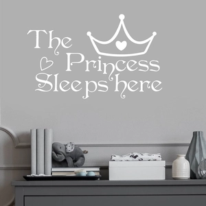 Αυτοκόλλητο τοίχου The Princess Sleeps Here με κορώνα και καρδιές για κορίτσια