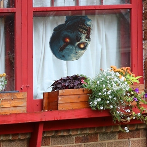 Sticker de fenêtre zombie d'Halloween avec yeux brillants pour décoration de maison hantée
