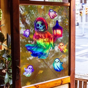 Adesivi olografici di Halloween con fantasma e scheletro su una vetrina di vetro