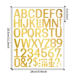 Détails macro des autocollants alphabet et chiffres en métal doré brillant de 5 cm