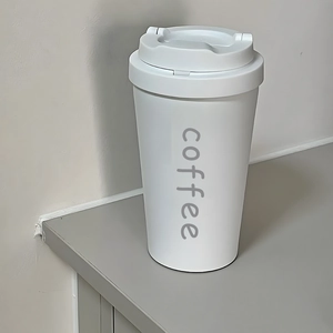 Minimalistischer weißer Kaffee-Reisebecher in Mattoptik mit Klappdeckel und Design